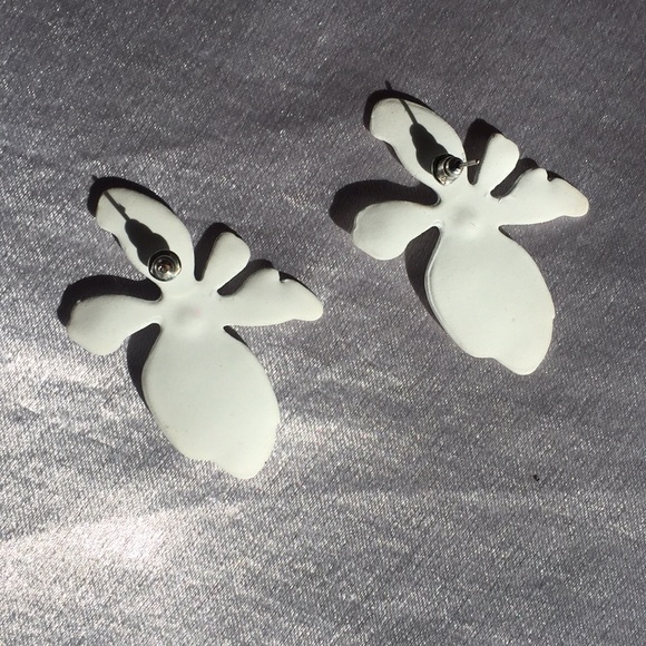 NWOT Beautiful White&Gold Flower Earrings *Spring* - Picture 3 of 4